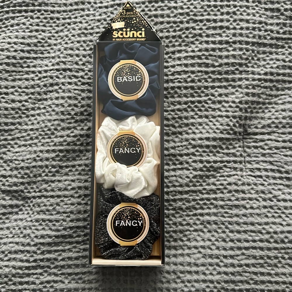 Scunci 3 piece scrunchie set